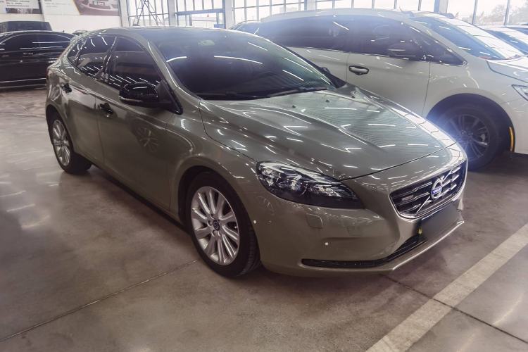 Used Volvo V40 2016 T4 Smart Luxury Edition Exterior 2