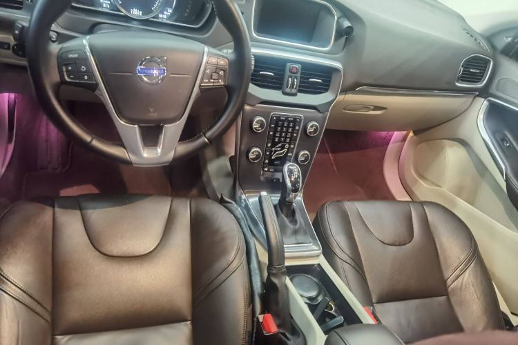 Used Volvo V40 2016 T4 Smart Luxury Edition Interior 1
