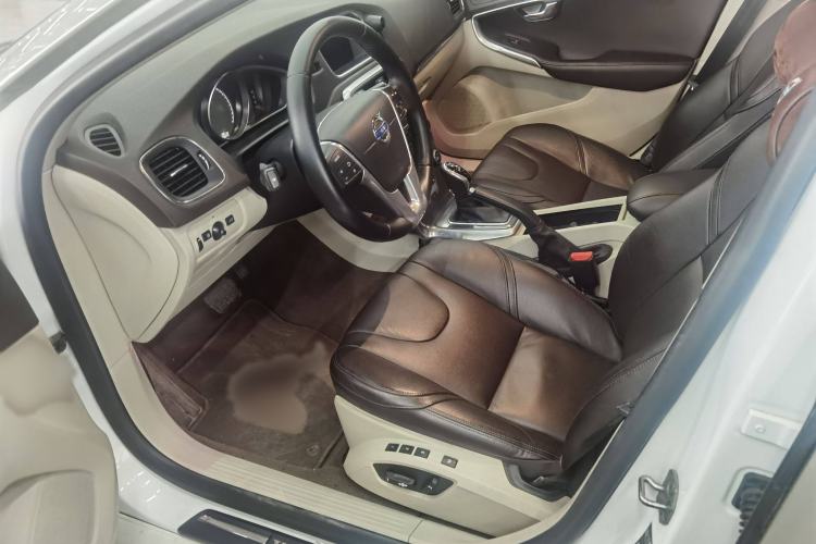 Used Volvo V40 2016 T4 Smart Luxury Edition Interior 2