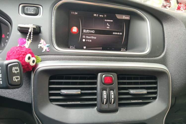 Used Volvo V40 2016 T3 Smart Luxury Edition Audio And AC Panel
