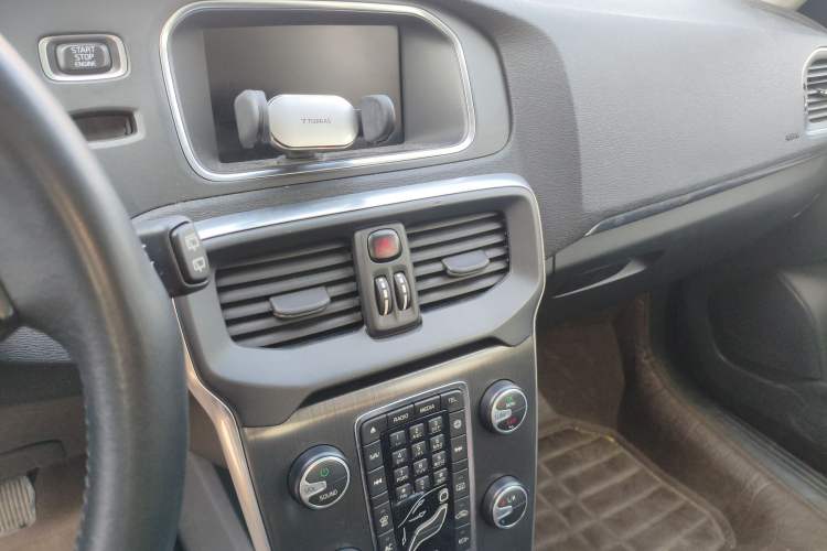Used Volvo V40 2016 T3 Zhiyi Edition Audio And AC Panel