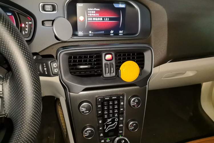 Used Volvo V40 2016 T4 Smart Luxury Edition Audio And AC Panel