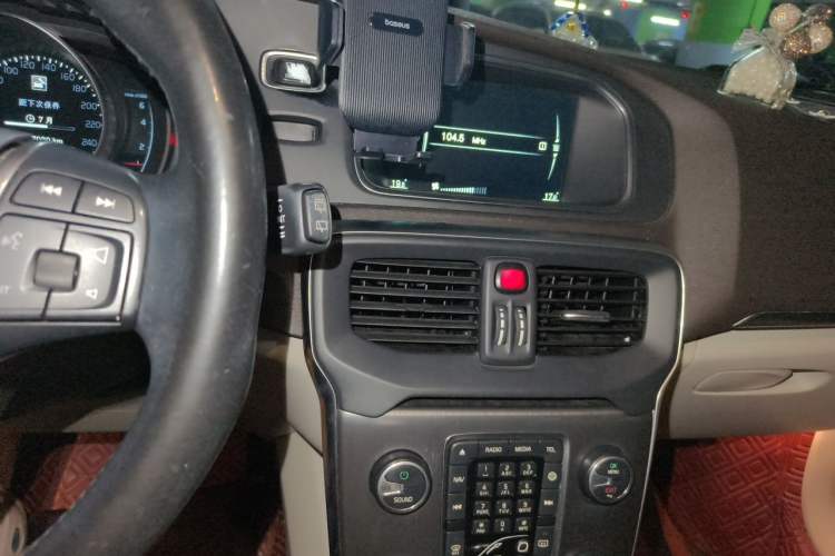 Used Volvo V40 2016 T3 Zhiyi Edition Audio And AC Panel