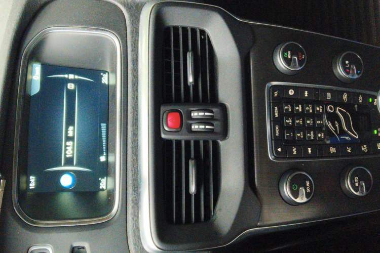 Used Volvo V40 2016 T4 Smart Luxury Edition Audio And AC Panel