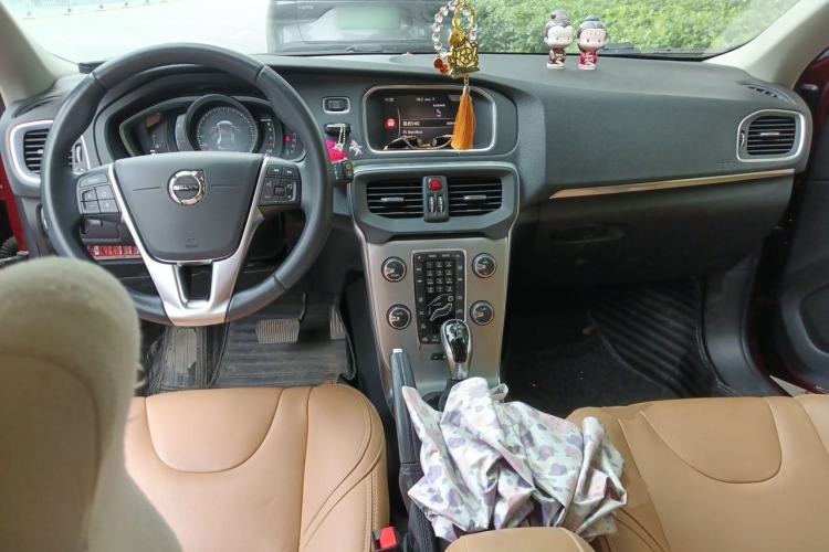 Used Volvo V40 2016 T3 Smart Luxury Edition Center Console