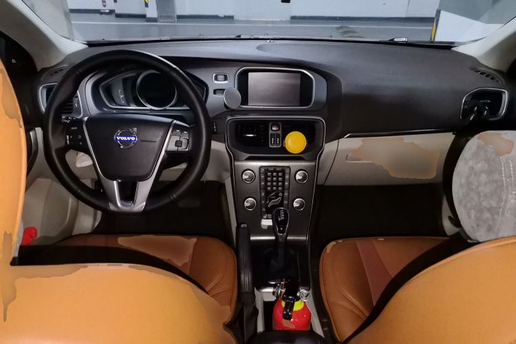 Used Volvo V40 2016 T4 Smart Luxury Edition Center Console
