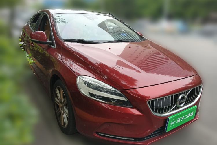Used Volvo V40 2016 T3 Smart Luxury Edition Front Right 45 Deg
