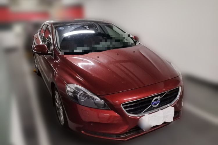Used Volvo V40 2016 T4 Smart Luxury Edition Front Right 45 Deg