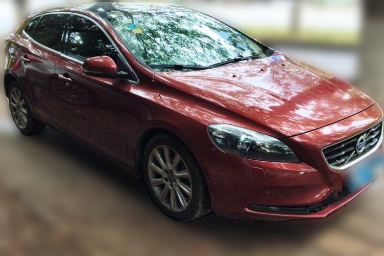Used Volvo V40 2016 T4 Smart Luxury Edition Front Right 45 Deg