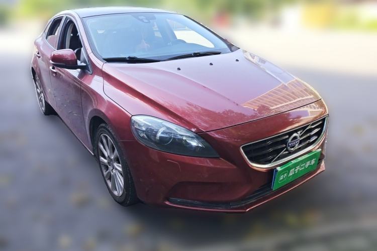 Used Volvo V40 2016 T3 Zhiyi Edition Front Right 45 Deg
