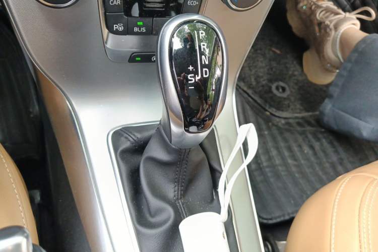 Used Volvo V40 2016 T3 Smart Luxury Edition Gear Lever