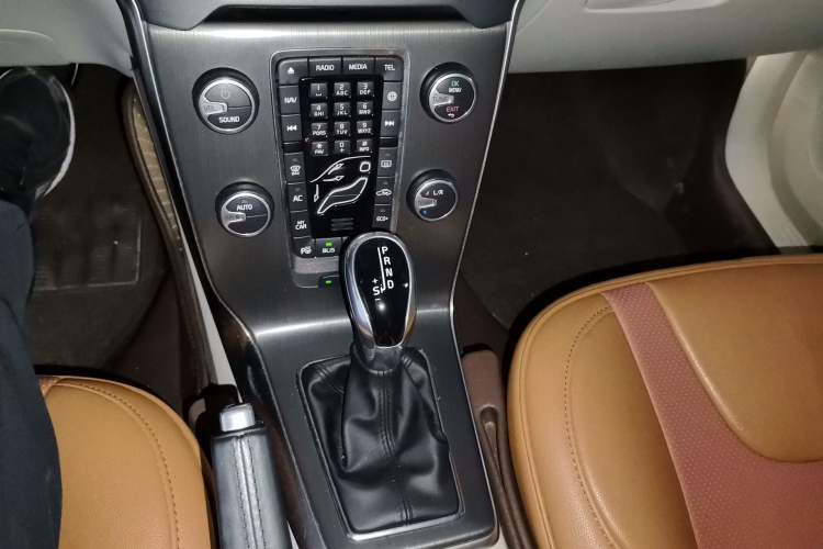 Used Volvo V40 2016 T4 Smart Luxury Edition Gear Lever