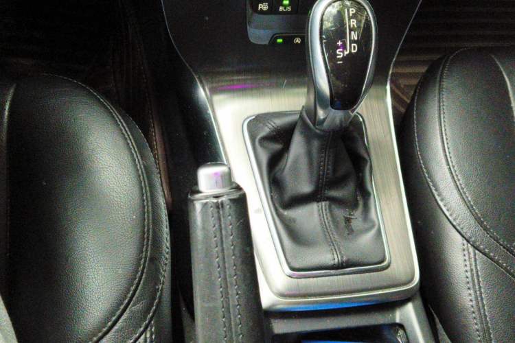 Used Volvo V40 2016 T4 Smart Luxury Edition Gear Lever