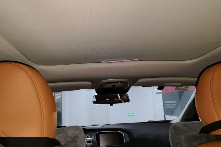 Used Volvo V40 2016 T4 Smart Luxury Edition Headliner