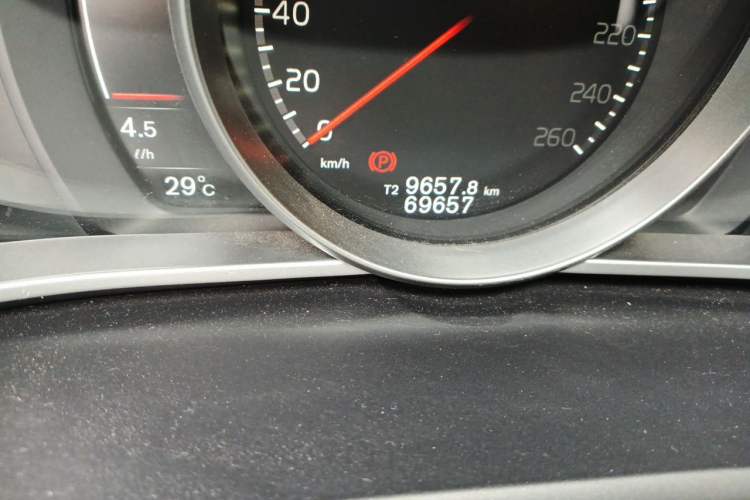 Used Volvo V40 2016 T3 Smart Luxury Edition Odometer Close Up