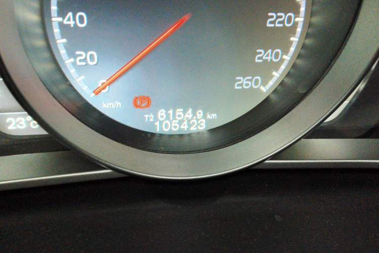 Used Volvo V40 2016 T4 Smart Luxury Edition Odometer Close Up