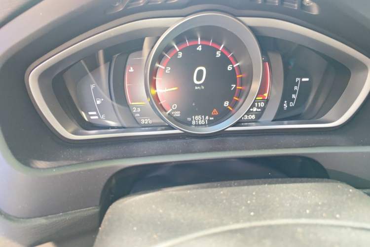 Used Volvo V40 2016 T3 Zhiyi Edition Odometer Close Up