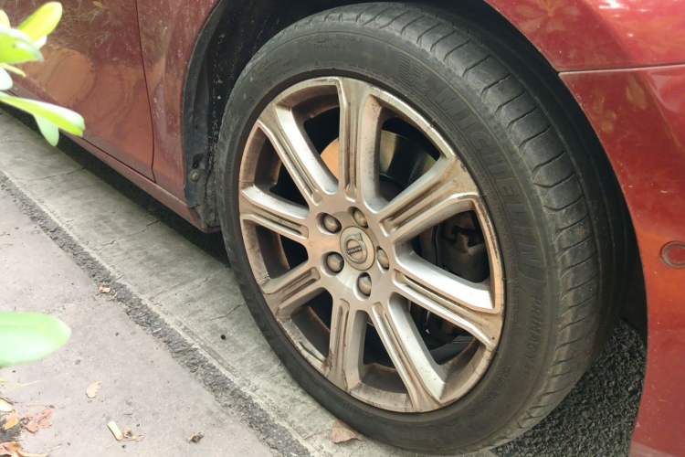 Used Volvo V40 2016 T3 Smart Luxury Edition Right Front Wheel Hub