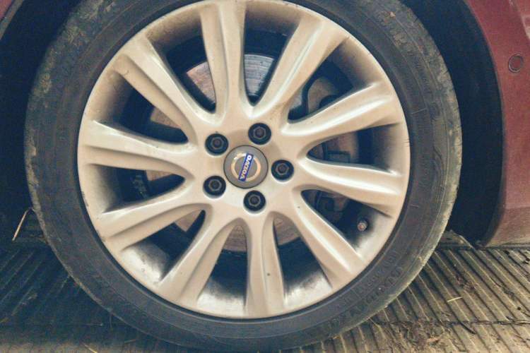 Used Volvo V40 2016 T4 Smart Luxury Edition Right Front Wheel Hub
