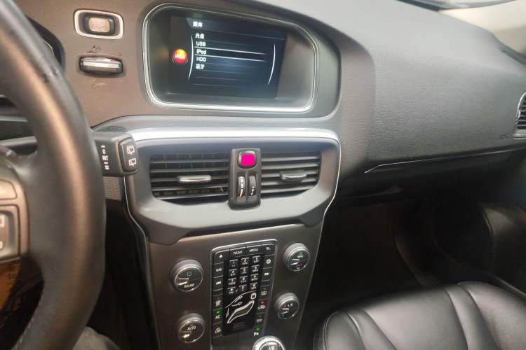 Used Volvo V40 2016 T3 Zhiyi Edition Audio And AC Panel