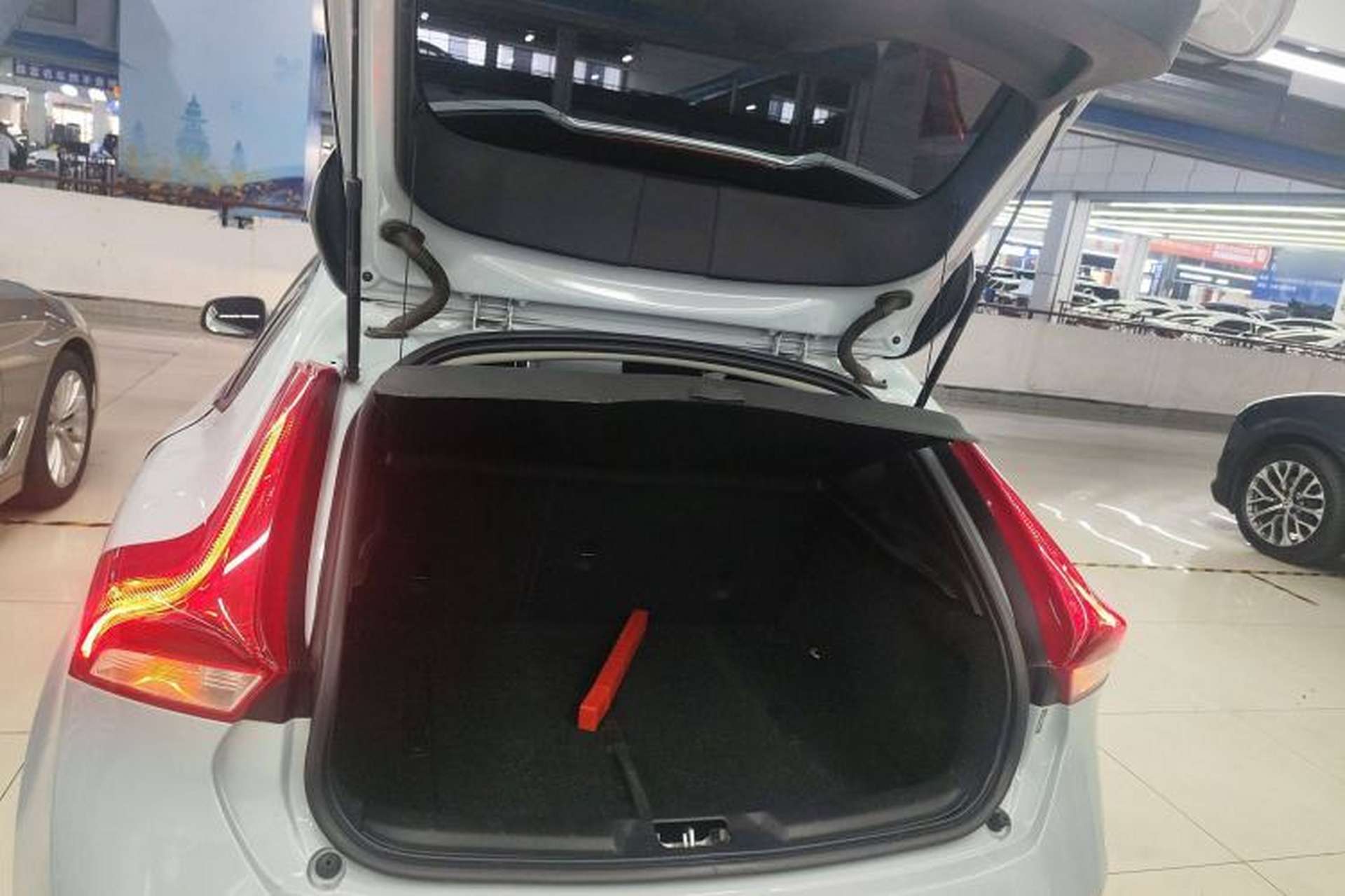 Used Volvo V40 2016 T3 Zhiyi Edition Trunk