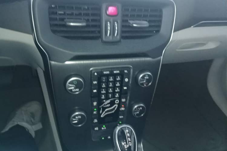 Used Volvo V40 2016 T4 Smart Luxury Edition Audio And AC Panel