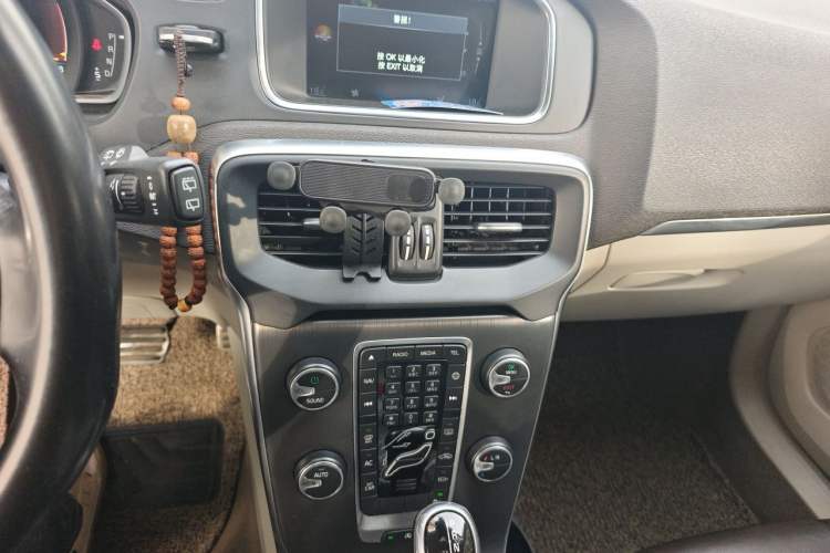 Used Volvo V40 2016 T3 Zhiyi Edition Audio And AC Panel