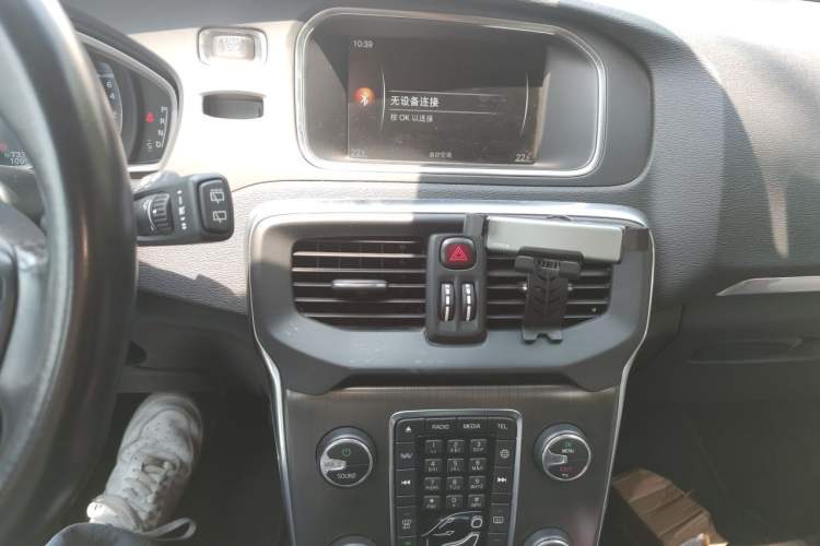 Used Volvo V40 2016 T4 Smart Luxury Edition Audio And AC Panel