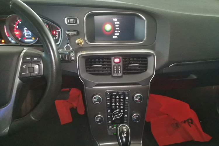 Used Volvo V40 2016 T4 Smart Luxury Edition Audio And AC Panel