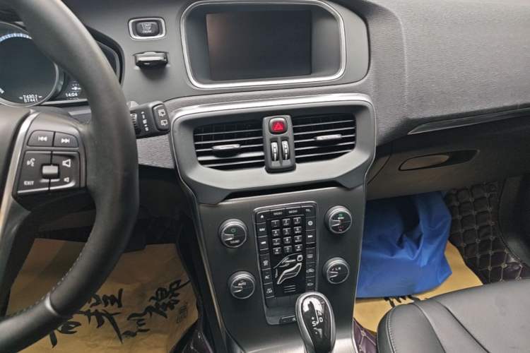 Used Volvo V40 2016 T3 Zhiyi Edition Audio And AC Panel