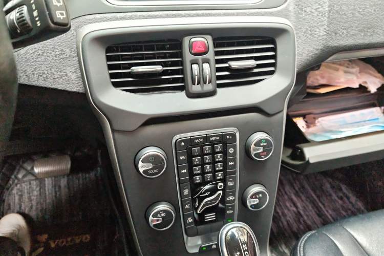 Used Volvo V40 2016 T3 Zhiyi Edition Audio And AC Panel