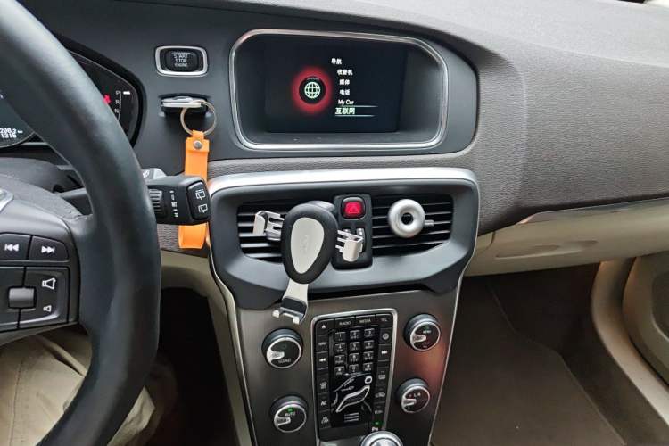 Used Volvo V40 2016 T3 Zhiyi Edition Audio And AC Panel