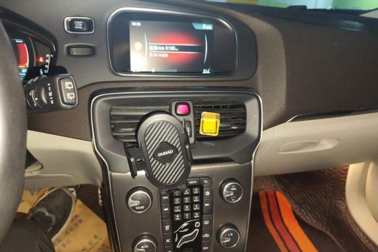 Used Volvo V40 2016 T4 Smart Luxury Edition Audio And AC Panel