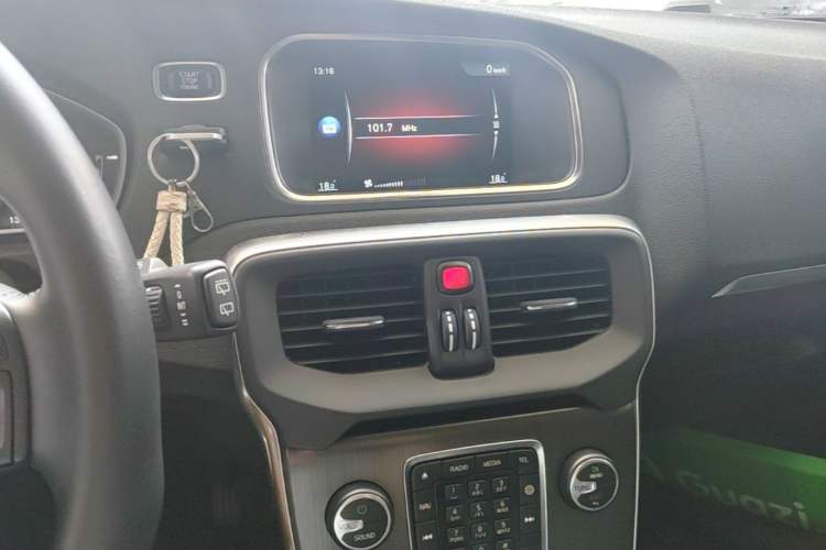 Used Volvo V40 2016 T4 Smart Luxury Edition Audio And AC Panel