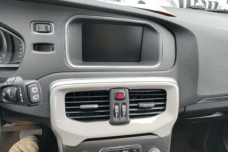 Used Volvo V40 2016 T3 Zhiyi Edition Audio And AC Panel