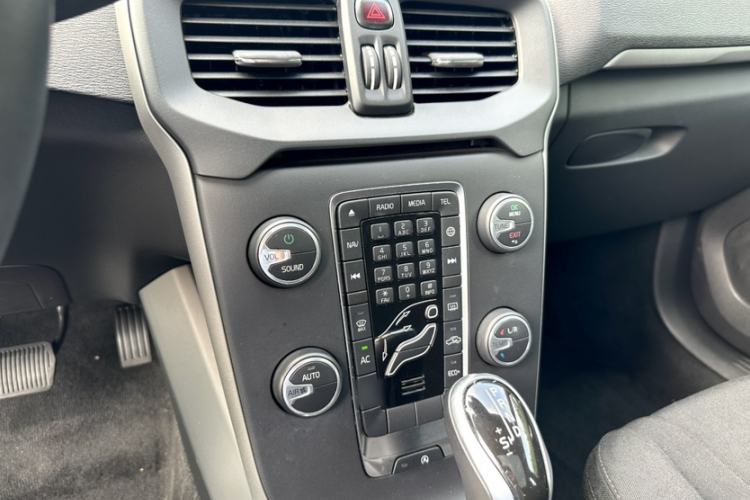 Used Volvo V40 2016 T3 Zhiyi Edition Audio And AC Panel