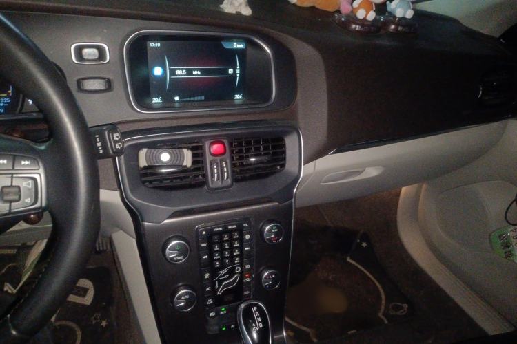 Used Volvo V40 2016 T4 Smart Luxury Edition Audio And AC Panel