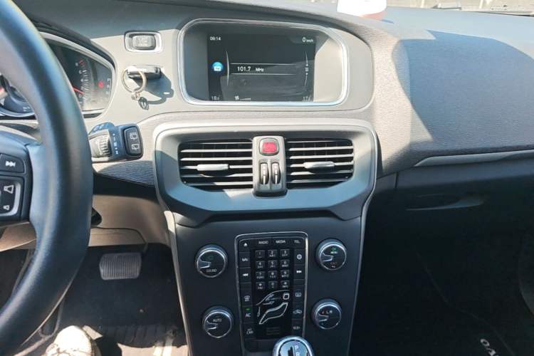 Used Volvo V40 2016 T3 Zhiyi Edition Audio And AC Panel