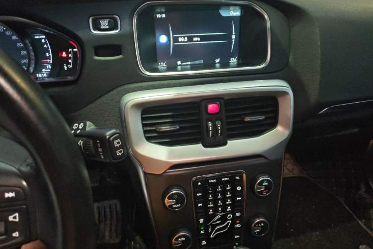 Used Volvo V40 2016 T3 Zhiyi Edition Audio And AC Panel