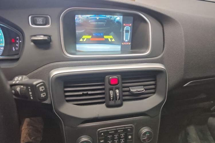 Used Volvo V40 2016 T4 Smart Luxury Edition Audio And AC Panel