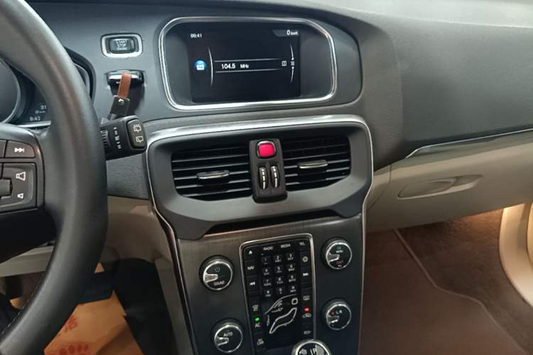 Used Volvo V40 2016 T3 Zhiyi Edition Audio And AC Panel