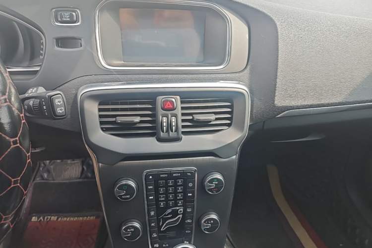 Used Volvo V40 2016 T4 Smart Luxury Edition Audio And AC Panel