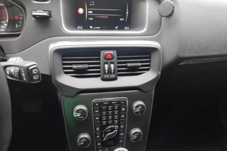 Used Volvo V40 2016 T4 Smart Luxury Edition Audio And AC Panel