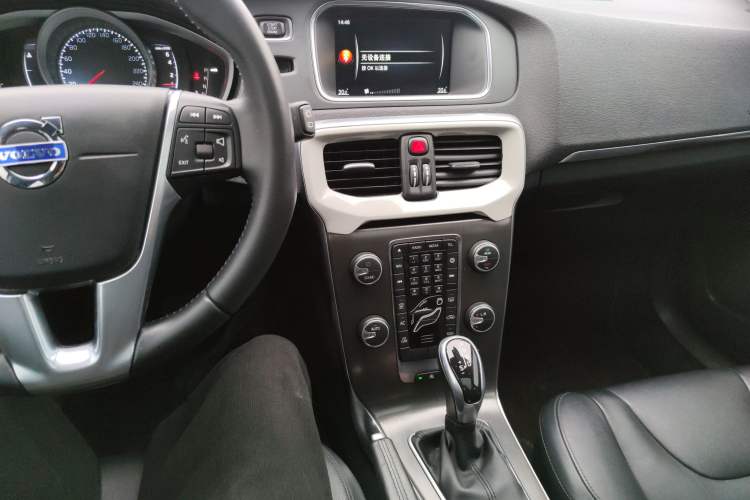 Used Volvo V40 2016 T3 Zhiyi Edition Audio And AC Panel