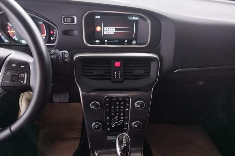 Used Volvo V40 2016 T3 Zhiyi Edition Audio And AC Panel
