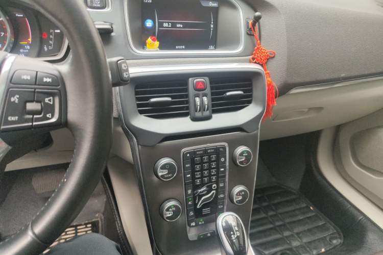 Used Volvo V40 2016 T4 Smart Luxury Edition Audio And AC Panel