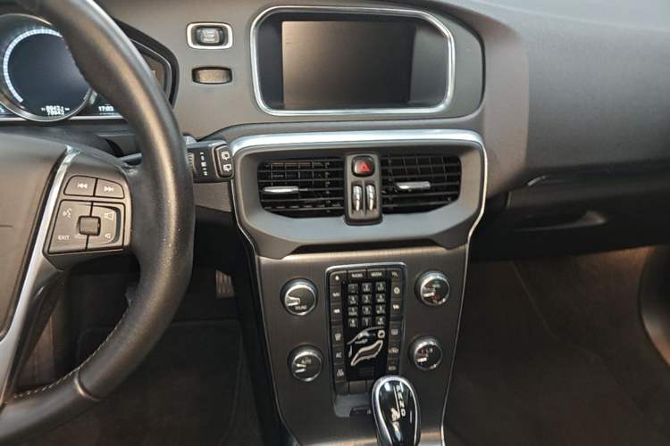 Used Volvo V40 2016 T3 Zhiyi Edition Audio And AC Panel