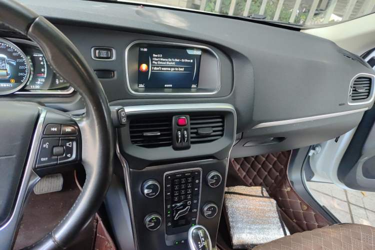 Used Volvo V40 2016 T3 Zhiyi Edition Audio And AC Panel