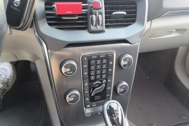 Used Volvo V40 2016 T4 Smart Luxury Edition Audio And AC Panel
