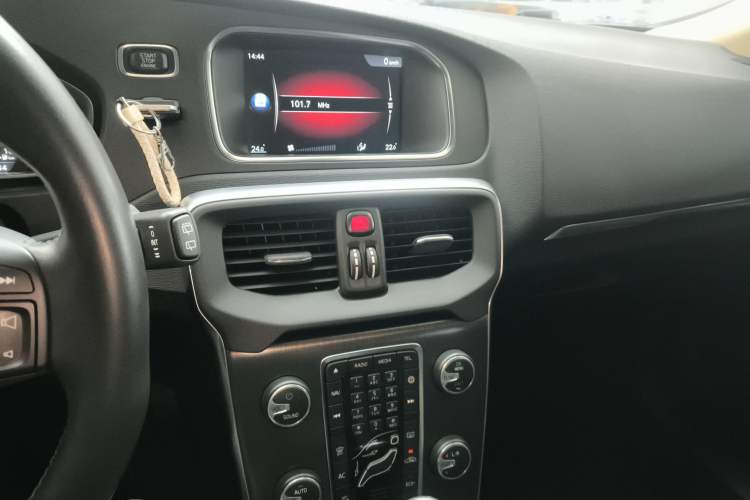 Used Volvo V40 2016 T4 Smart Luxury Edition Audio And AC Panel